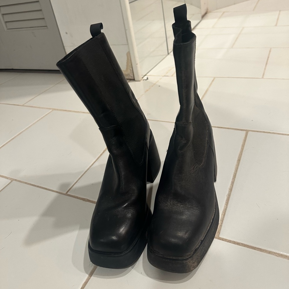 Barely worn vagabond platform boot w8 1/2